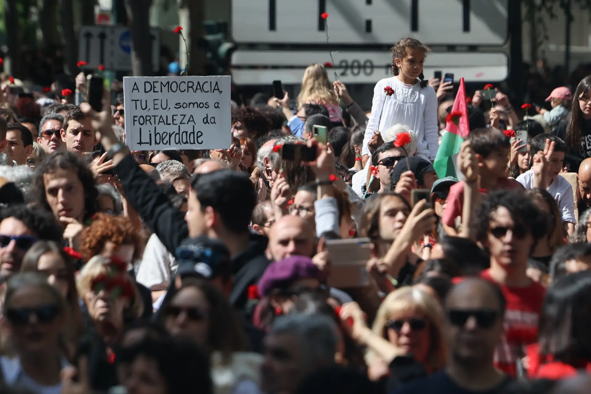 Foreign press highlights Portugal’s April 25 celebrations