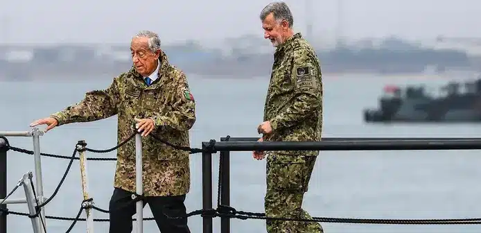As long ago as last September, Expresso wrote that President Marcelo "is willing to do everything in his power to avoid the hypothesis" of Gouveia e Melo running for Portugal's next president. Photo here shows President Marcelo (left) with then then Naval Chief of Staff. Image: Lusa
