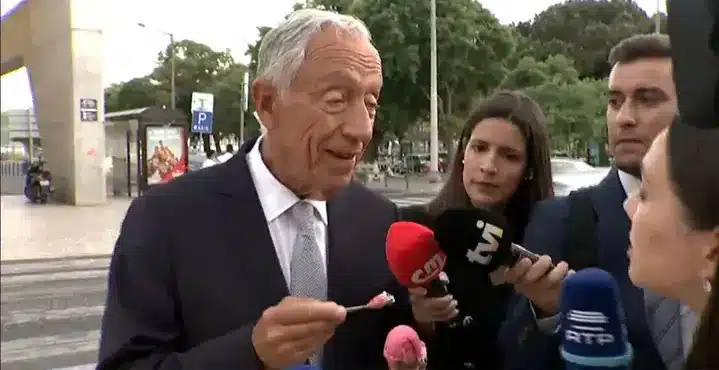 Marcelo emerged from Belém Palace on Wednesday evening, to talk to journalists and buy an ice cream... Image: Ana Luísa Monteiro