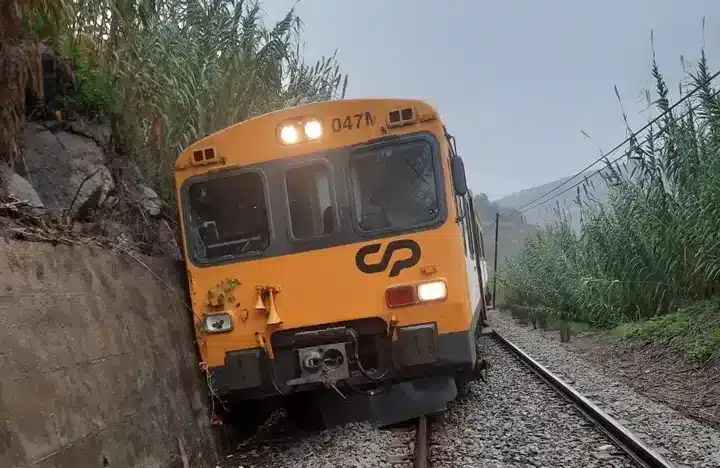 Train derails on Douro Line