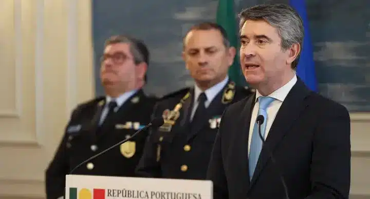 Minister José Luís Carneiro flanked by GNR/ PSP top brass, following this morning's three hour meeting. Image: Tiago Petinga/ Lusa