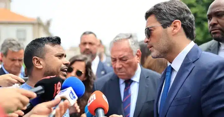 Image of moment Ventura is approached by Bangladeshi immigrant: Estela Silva/ Lusa