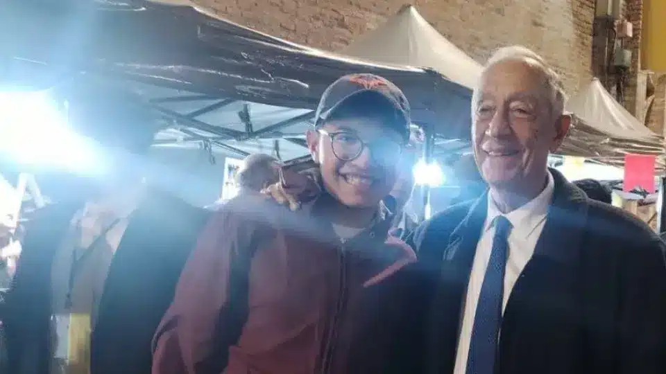 Portugal's president has 'surprised Ecuadoreans' by walking freely in the street, happy to stop for photographs