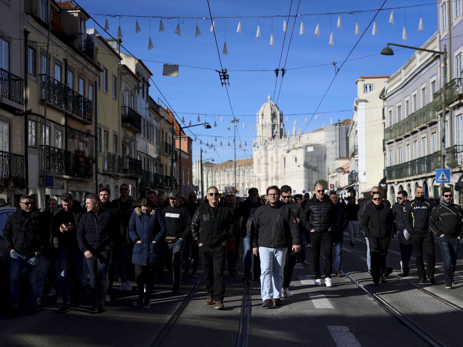 Hundreds of police filled the main street in Belém today. Image: Filipe Amorim/ Lusa
