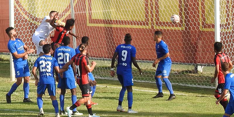 Hassan rises above the Armacenenses (blue) defence to head home the only goal of the game