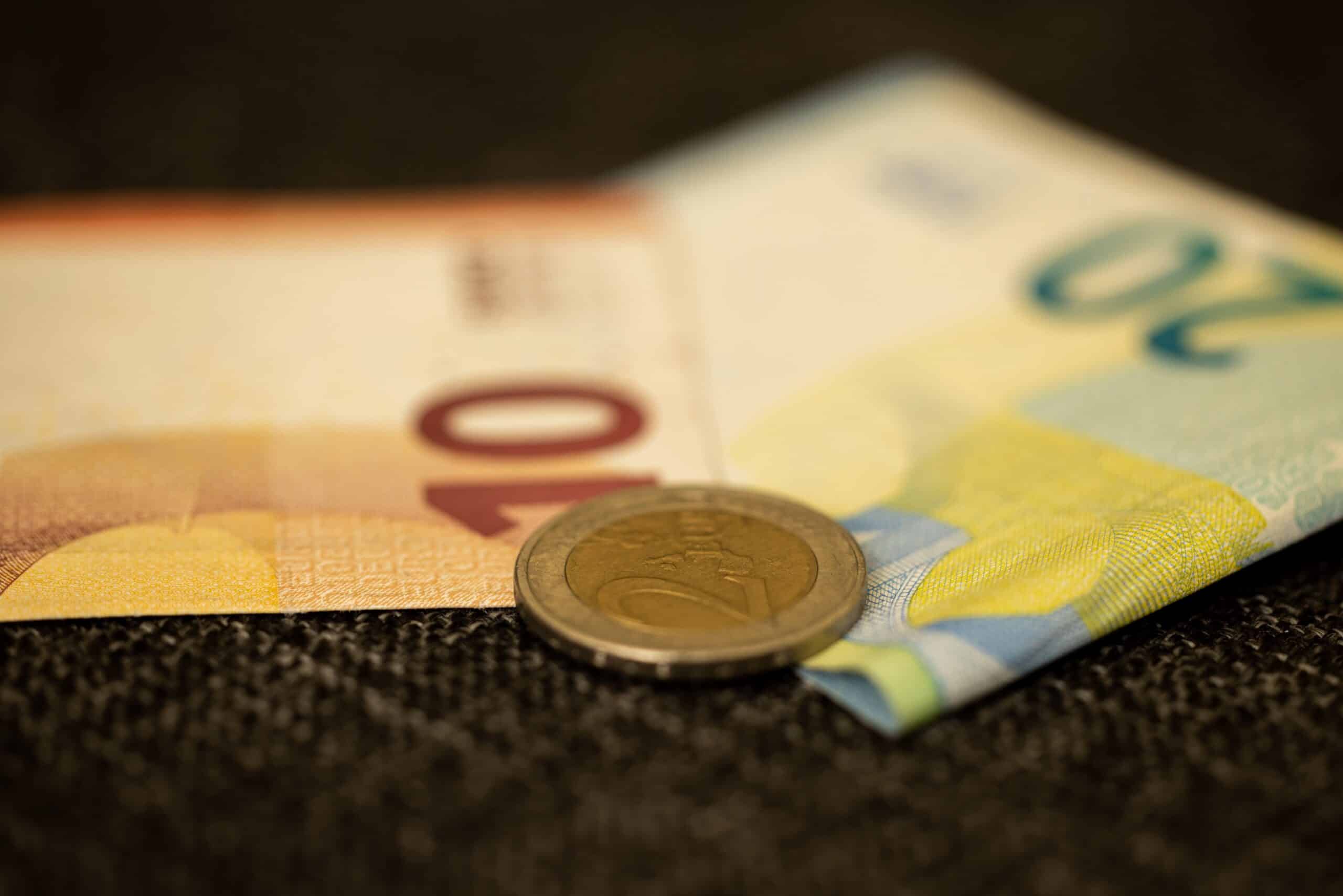 euro coin and notes