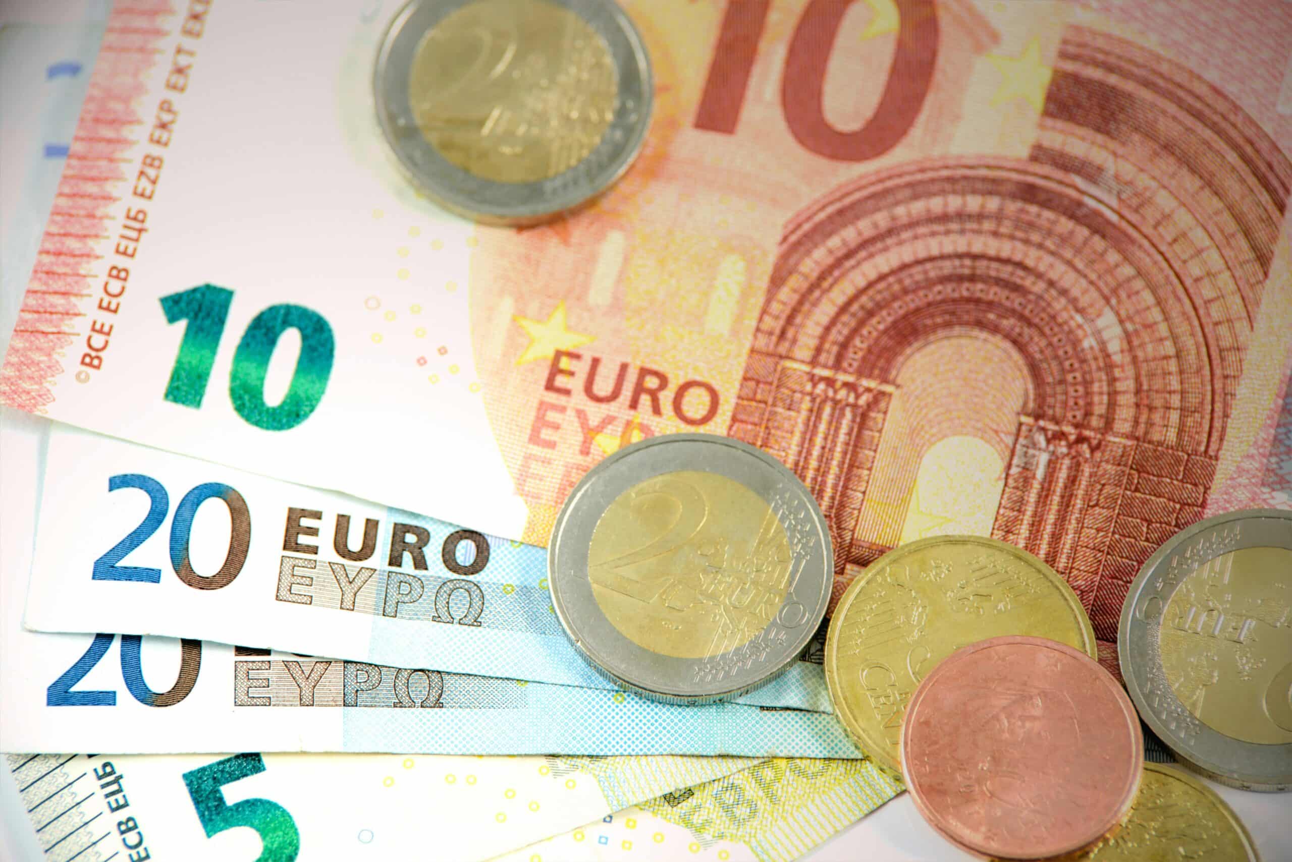 Law raising minimum wage to €870 published in state newspaper