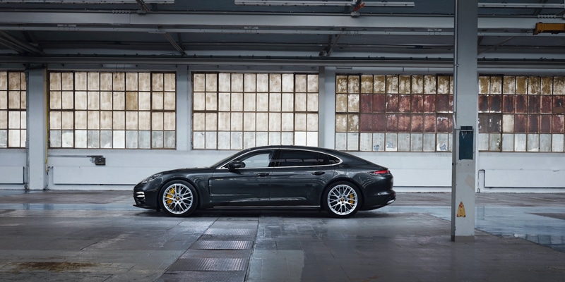 View of the side of the new Porsche Panamera||View of the back and right side of the new Porsche Panamera
