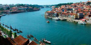 Body of man discovered floating in Douro river, Porto