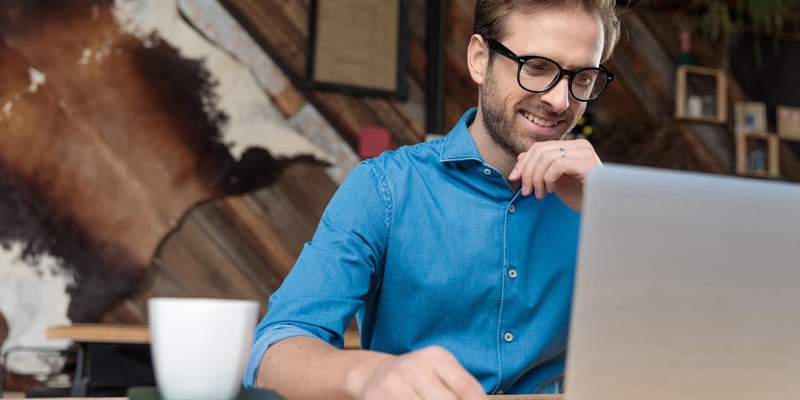 Man looking for the right resources to learn European Portuguese