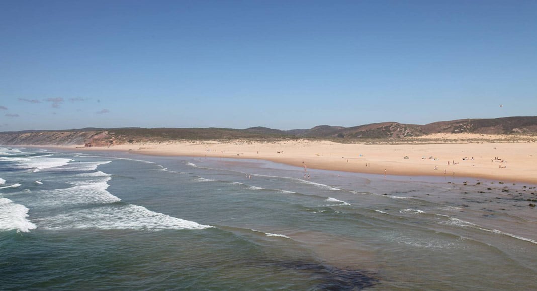 Austrian man drowns, another missing at Aljezur beach|