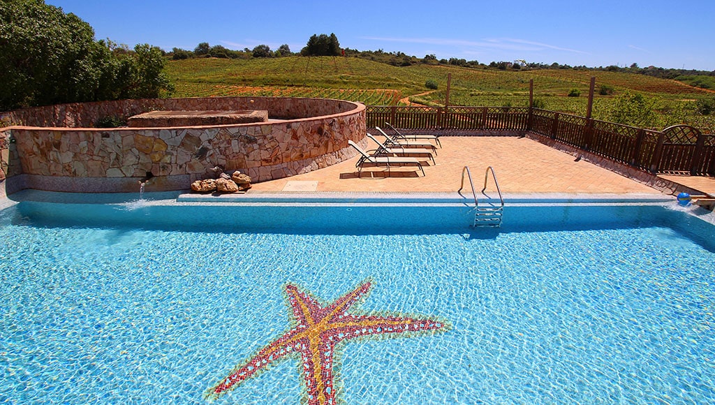 quinta-dos-vales-accommodation-algarve-vineyards|algarve-accommodation-quinta-dos-vales-wine-estate|quinta-dos-vales-wine-estate-algarve|sculpture_garden-quinta-dos-vales-algarve-estate|qdv banner pr articles 01rn 18dez2023