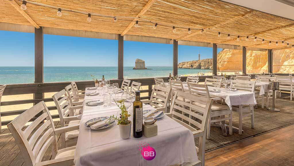 Photo of the inside of Rei das Praias restaurant|rei-das-praias-2-may-2024|Photo of some of the seafood plates served at the Rei das Praias restaurante|Photo of Rei das Praias restaurant's terrace overlooking the beach