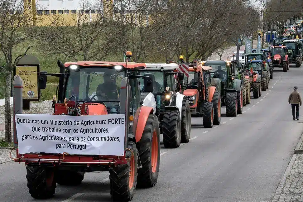 Will protests like these become a daily occurrence in Portugal? This image comes from a protest in Évora last year. Photo: António Carrapato/ Lusa