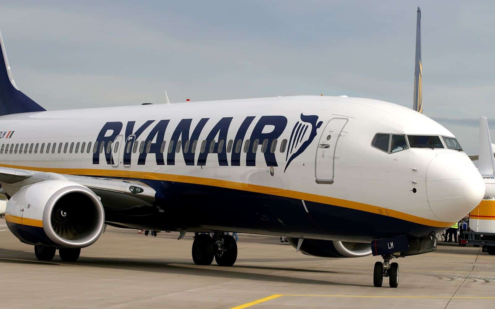 ryanair0315-plane-exterior.jpg