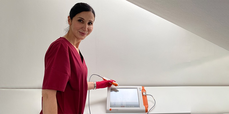Photo of Mrs Shirin Samimi-Fard performing an aesthetic procedure at the German Specialist Center Carvoeiro|Photo of Mrs Shirin Samimi-Fard analysing aesthetic exams' results on the computer at the German Specialist Center Carvoeiro|