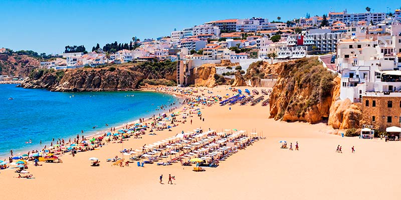 Albufeira beachgoers told to “keep away from cliffs”