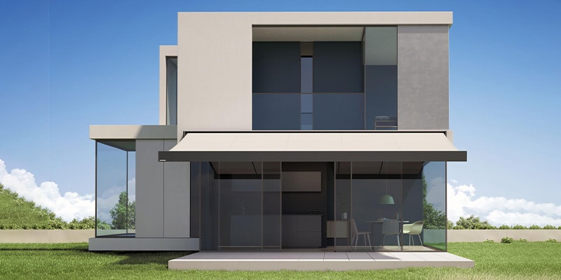 Photo of the facade of a villa with the new cubic cassette awning available at Toldolanda Lda