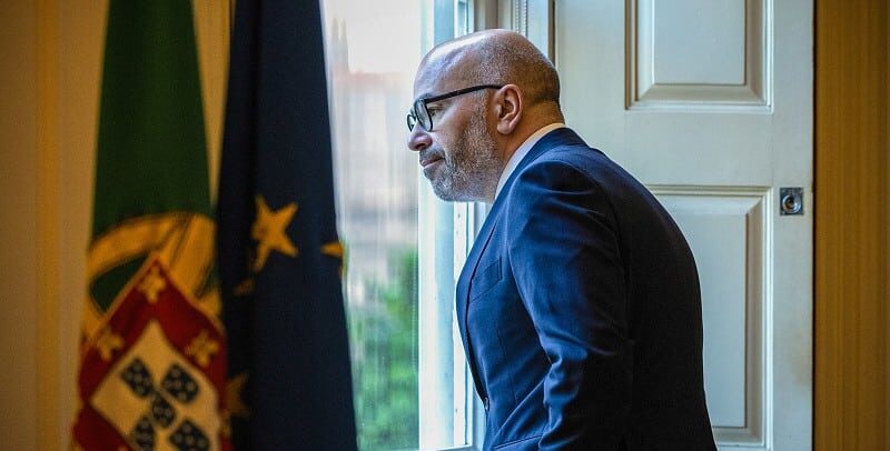 A rather unusual image of minister for housing and infrastructure, chosen by Lusa to illustrate this story