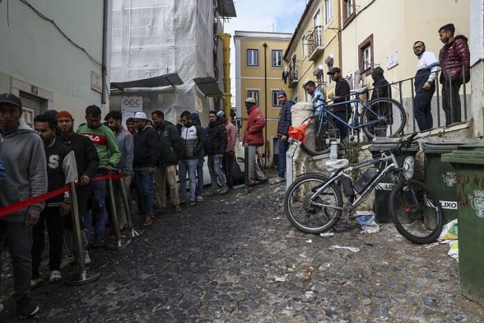 Mouraria's places of Islamic worship simply can't take the numbers now living in the area. Image: Miguel A Lopes/ Lusa