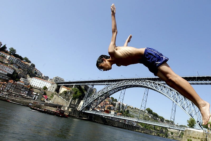 Bathing and recreational fishing banned in Douro following Auto Sueco fire