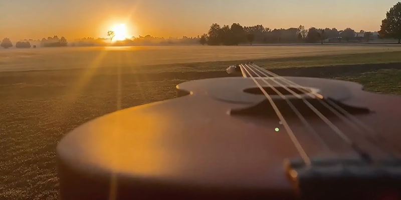 Photo of a guitar with the sunset reflected on it at last year's Vale do Lobo summer music events|singer|Vale do Lobo|Photo of the fado singer Carla Pires at one of her concerts|Photo of one of last year's summer concerts in Vale do Lobo|Vale do Lobo Summer Music events