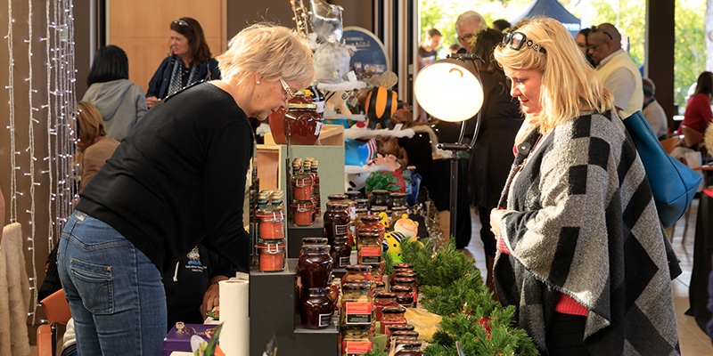 Person shopping at a previous edition of the Vale do Lobo Christmas Market 2021|People shopping at a previous edition of the Vale do Lobo Christmas Market 2021|Vendors at a previous edition of the Vale do Lobo Christmas Market 2021|