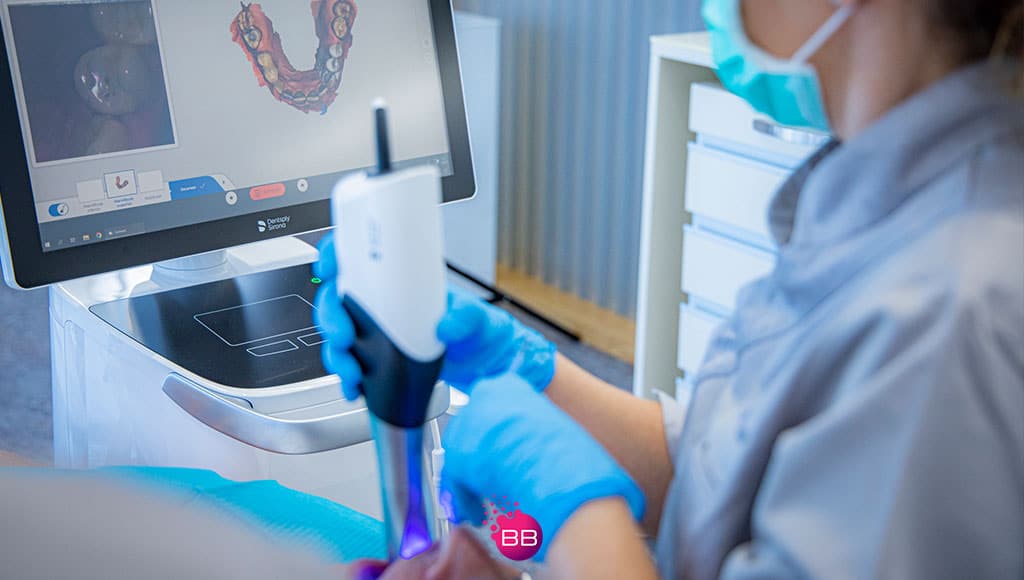 Photo of a dentist working with a computer to further improve a patient's dental care|vitra-clinic-2-may-2024|vitra-clinic-3-may-2024