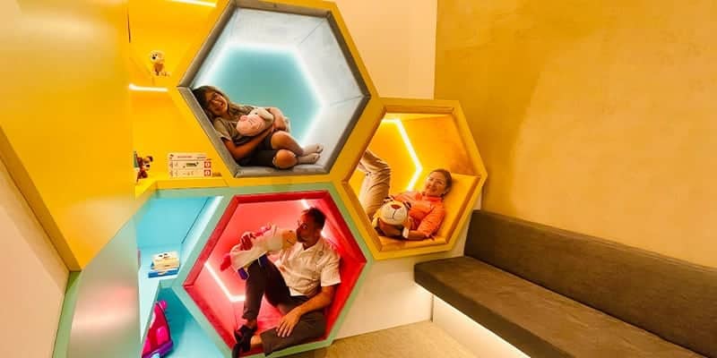 Partial view of the kids area at Vitra Clinic|Partial view of Vitra Clinic's entrance