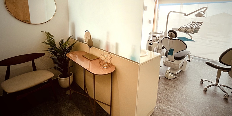 View of the inside of Vitra Clinic, a dentistry practice in Lagoa