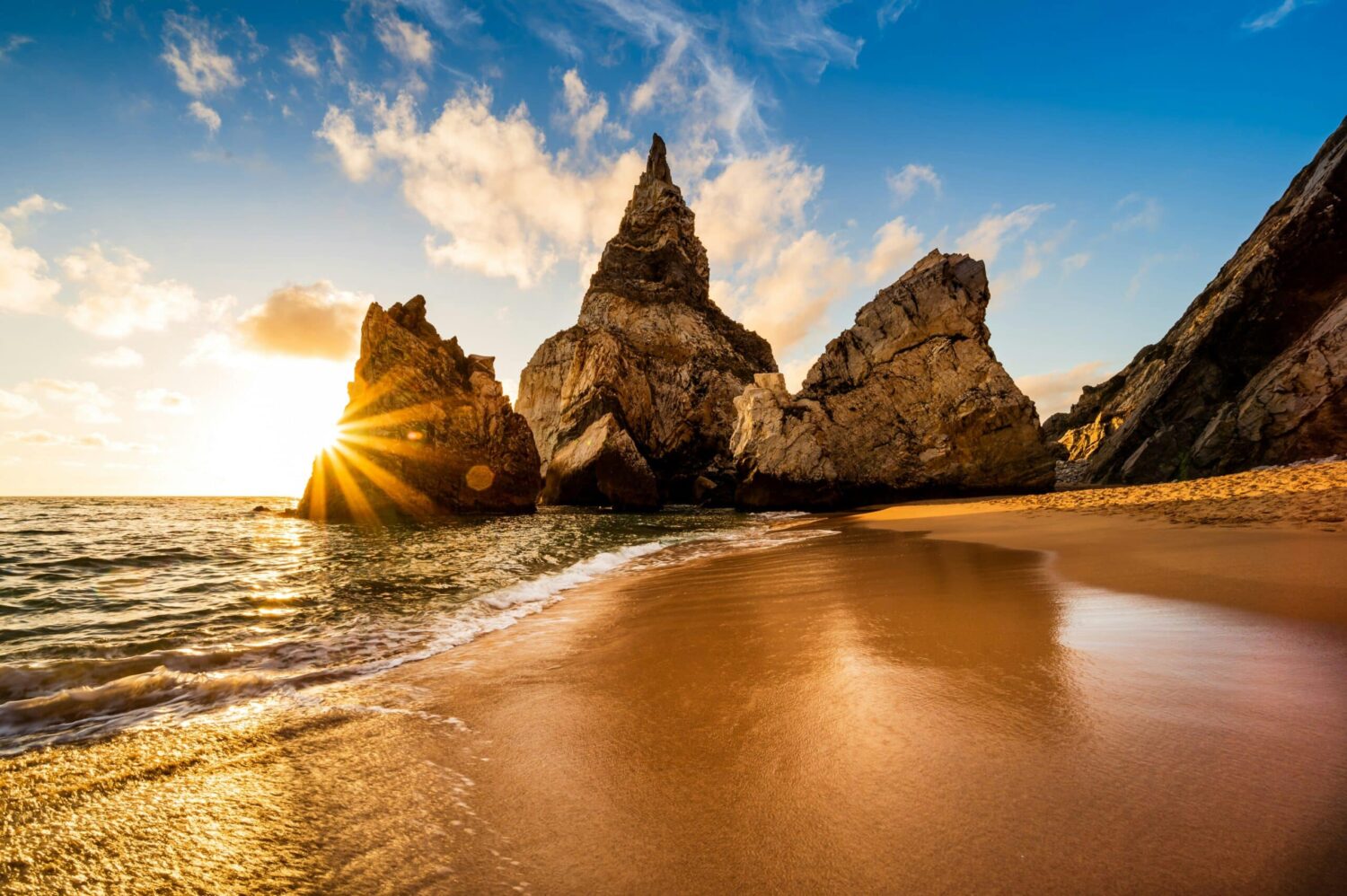 Sun setting on Praia da Ursa, Sintra - Photo: Vlad D/Unsplash