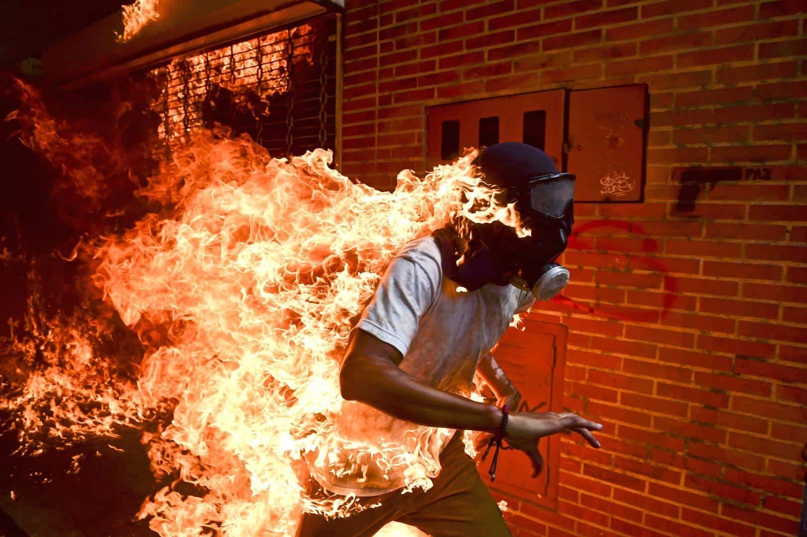 world_press_photo_winner_-_venezuelan_photographer_ronaldo_schemidt.jpg