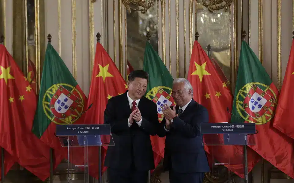 The moment where several memoranda of understanding were signed between China and Portugal during Xi Jin Ping's visit to this country (https://www.portugalresident.com/chinese-president-charms-portugal/) Image: Lusa