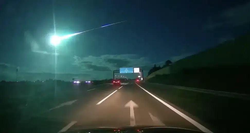 Meteor explodes after 500 kms across Spain and Portugal in flames|Meteor explodes after 500 kms across Spain and Portugal in flames