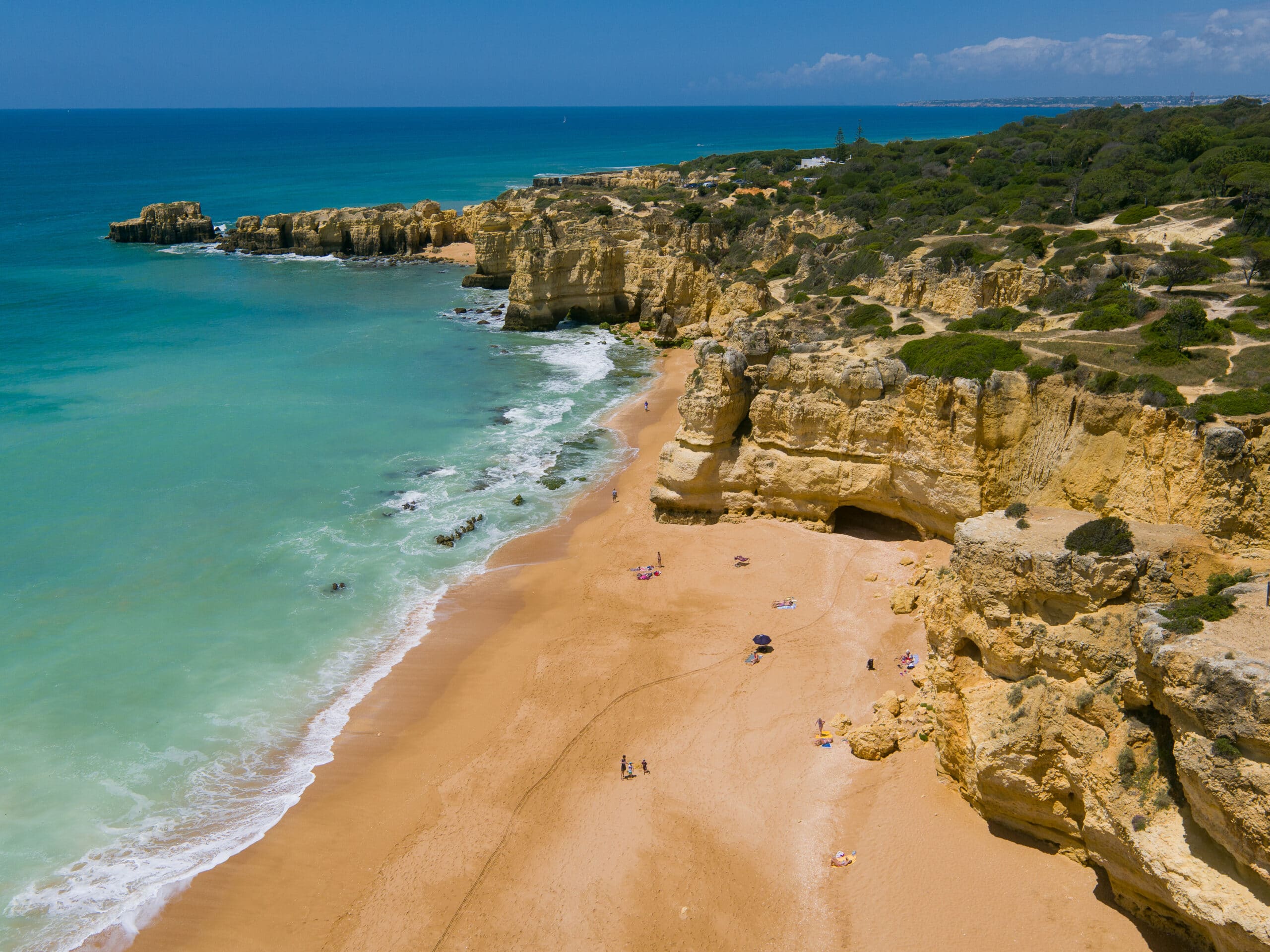 Body of octogenarian found floating at Albufeira beach