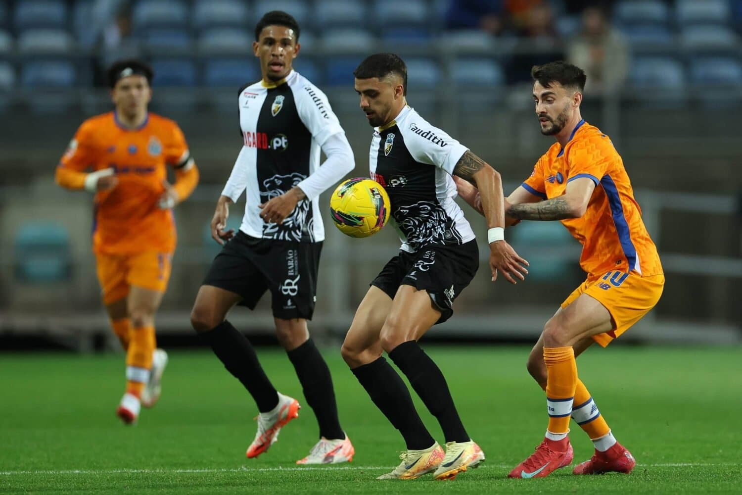 Farense's Zé Carlos (second right) in action against FC Porto's Fábio Vieira (right) at last Sunday’s match at the Algarve Stadium in Faro - Photo: EPA/Luís Branca