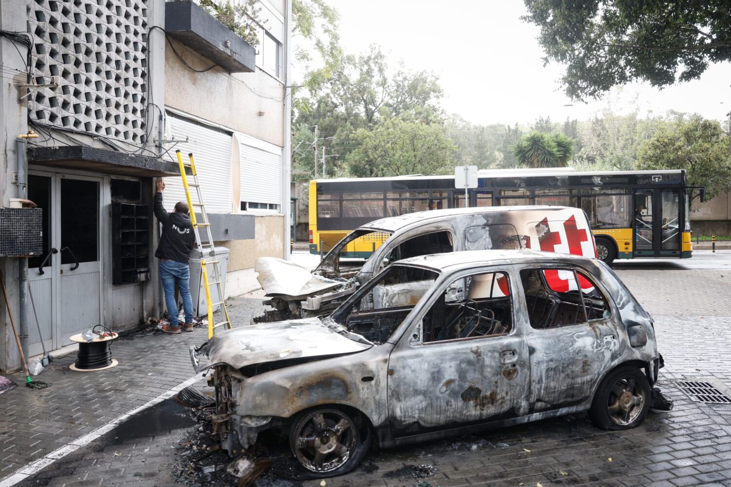 Vehicles destroyed in arson attack in Bairro de Benfica in Lisbon. Multiple cars were vandalized in the aftermath of the fatal shooting of Odair Moniz - Photo: ANTÓNIO PEDRO SANTOS/LUSA