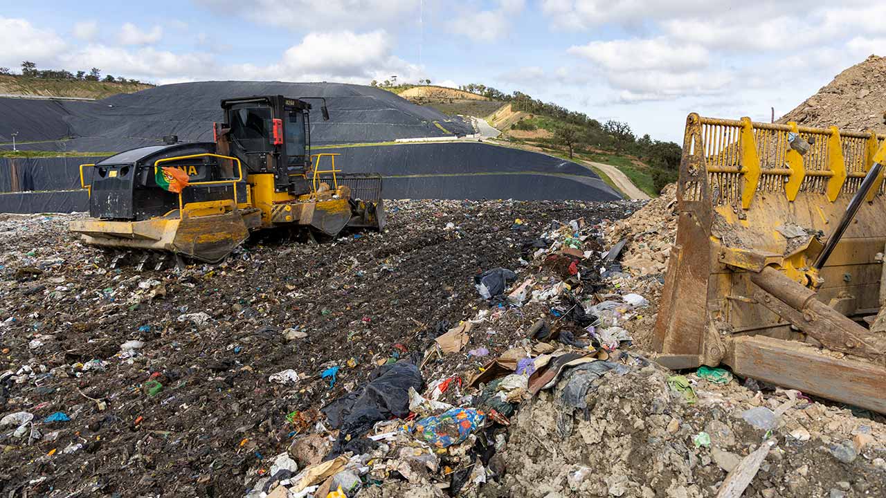 The Aterro Sanitário do Sotavento (Sotavento landfill site) close to its limits after 25 years of receiving the region's rubbish. Image: Bruno Filipe Pires/ Jornal Barlavento - Open Media