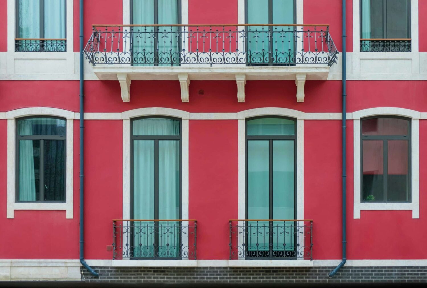 Lisbon housing (glauco-zuccaccia-unsplash)