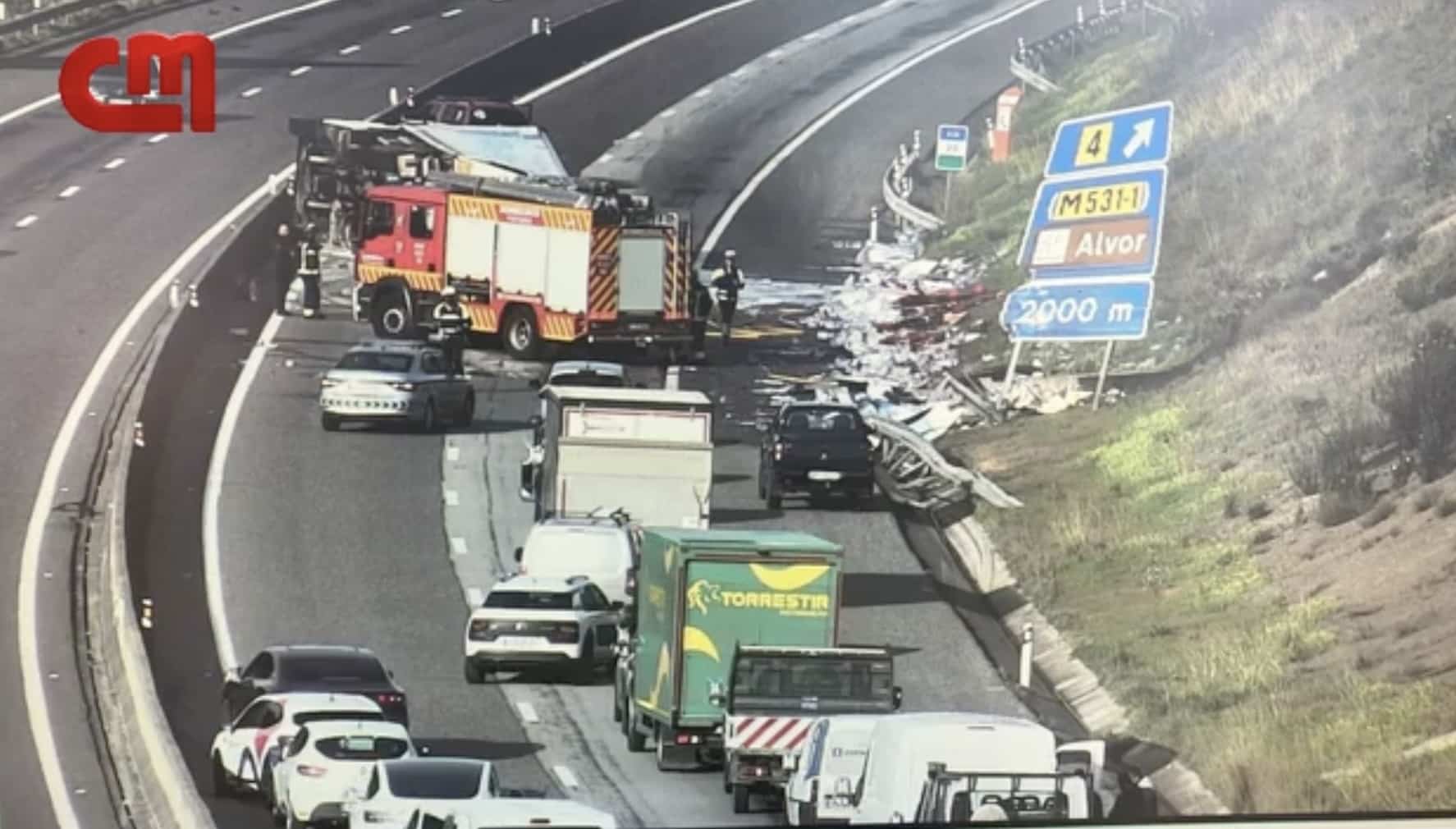 Lorry overturns and cuts off A22 in Portimão