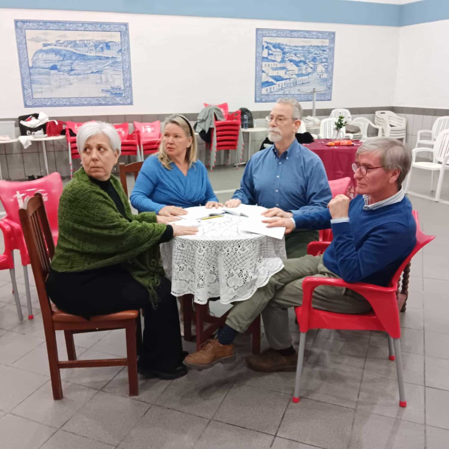 Algarveans' Blithe Spirit - Séance table|Algarveans' Blithe Spirit - On the floor