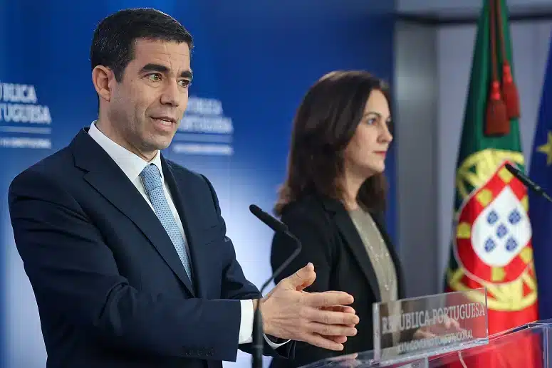 Minister of the presidency António Leião Amaro giving the news coming out of today's Council of Ministers. Image: Lusa