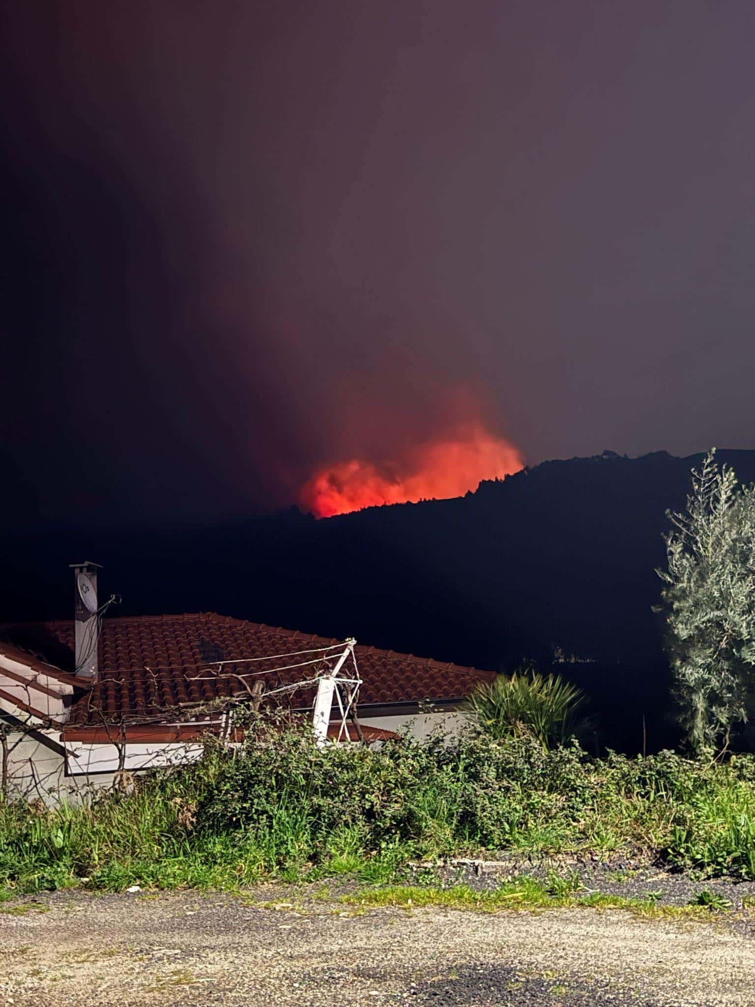 Populations in the Minho region were in shock last night as no less than 48 fires broke out in various areas. Image: Meteo Trás os Montes facebook page