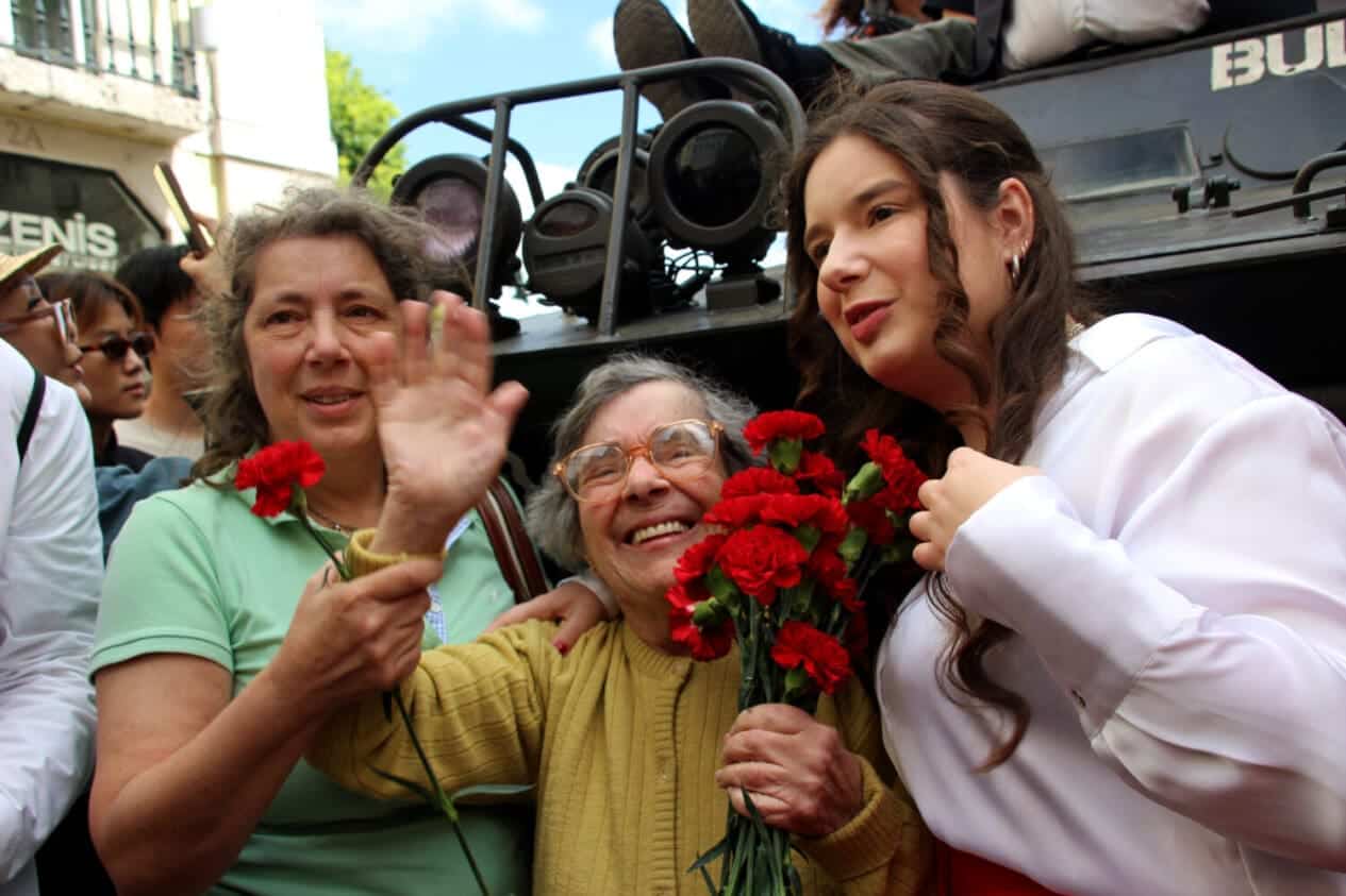 Celeste with her daughter (left) and granddaughter (right). She always celebrated Liberty Day on April 25. Image: Lusa