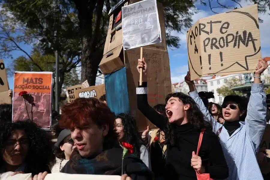 Estudantes-universitarios-protestam-em-lisboa (1)