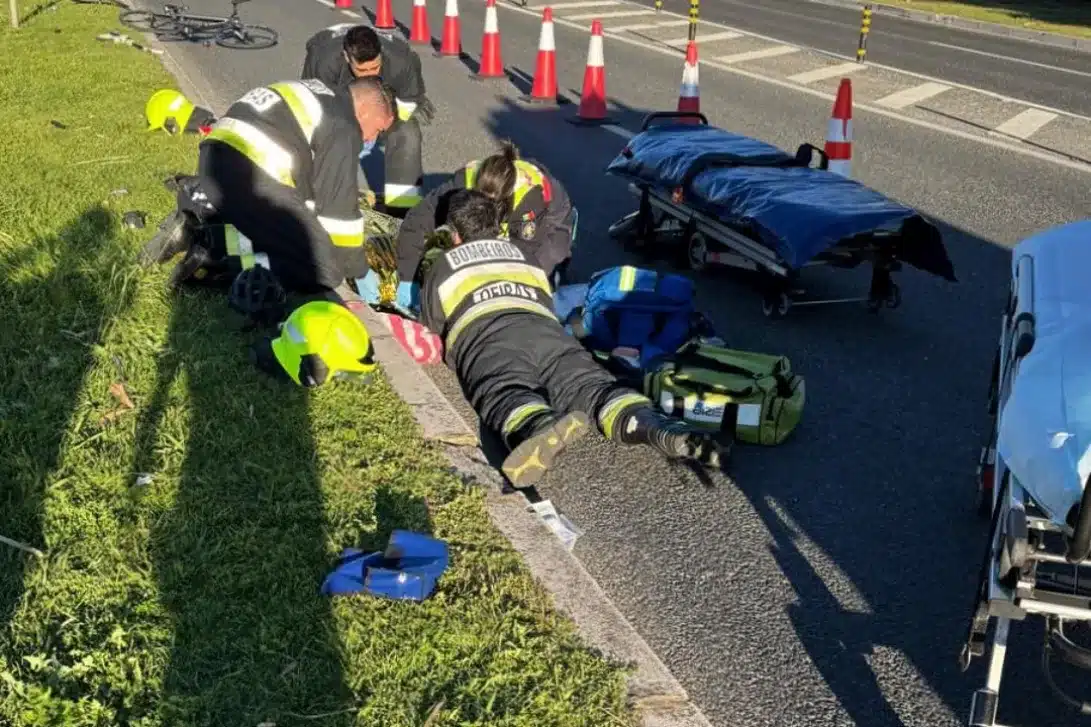 Yesterday in Oeiras. Image: Bombeiros de Oeiras (firefighters) stabilising one of the worst injured cyclists