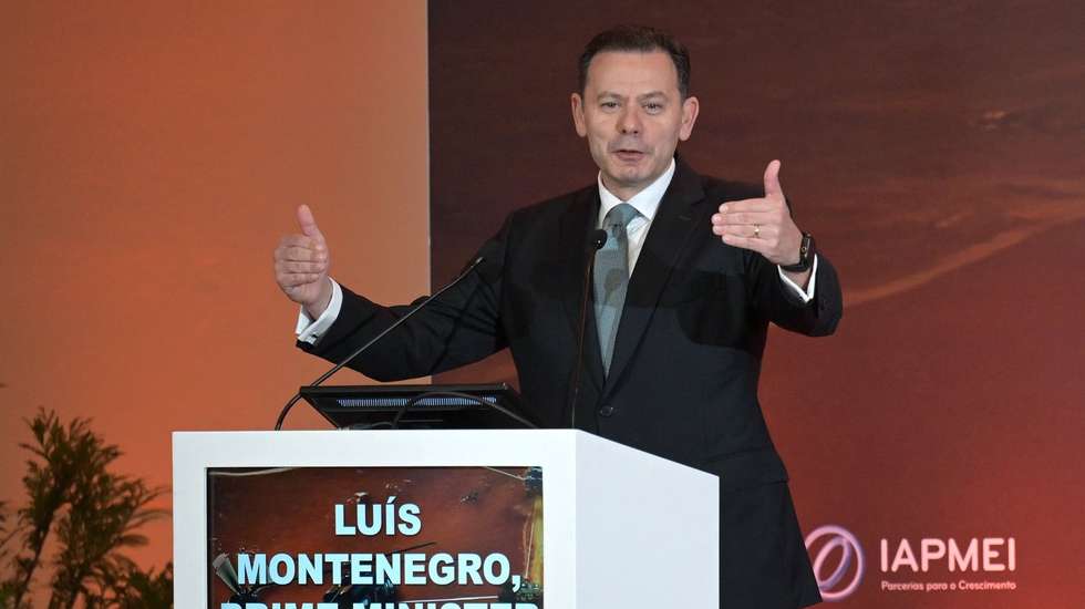 Luís Montenegro speaking in Vila Nova da Gaia today. Image: Fernando Veludo/ Lusa
