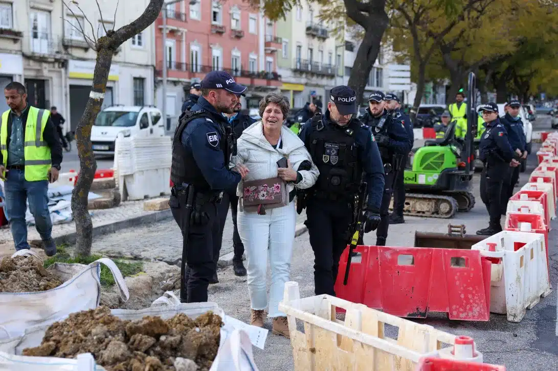One local shopkeeper valiantly stood in the way of council workers, but could not stop them altogether. Image: Miguel A Lopes/ Lusa