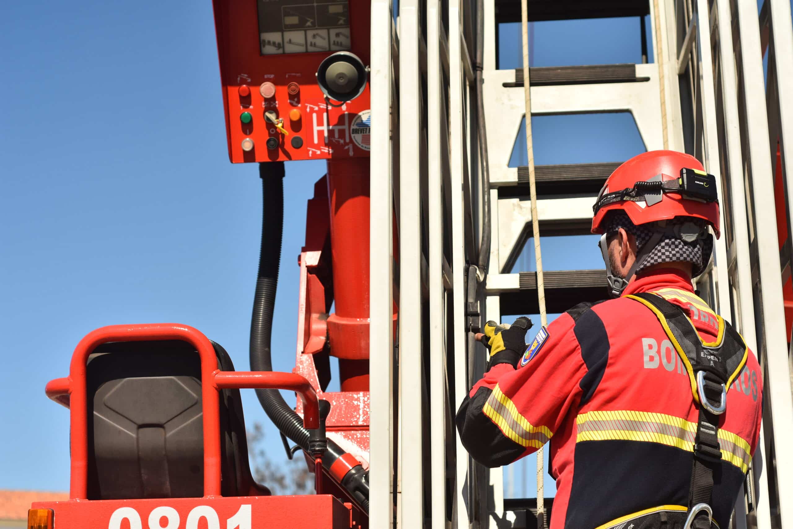Portuguese volunteer firefighters to receive "largest daily pay increase in a decade"