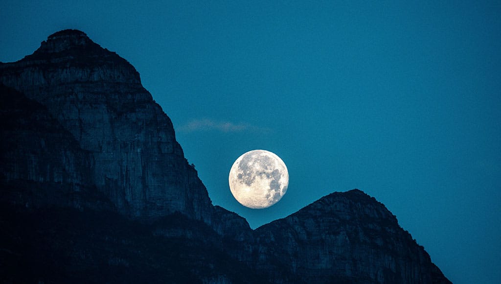 Moon (jorge gardner-unsplash)
